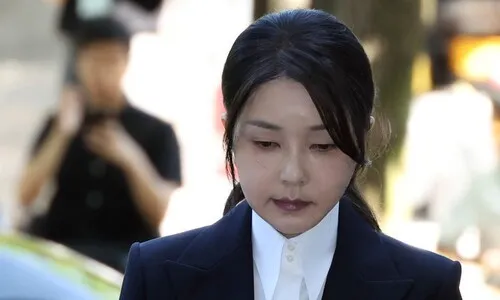 구속 갈림길 김건희, 법원 도착…취재진 질문엔 침묵 <font color="#00b8b1">[영상]</font>