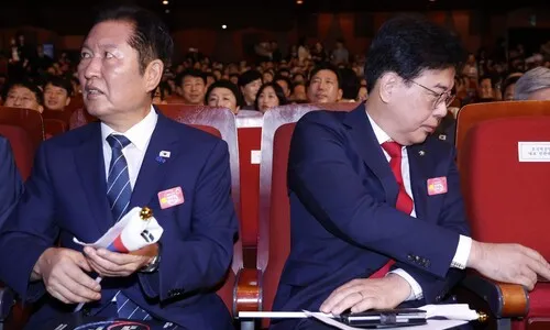 옆자리 앉아 끝내 악수 안 한 정청래·송언석…서로 “사람하고만”