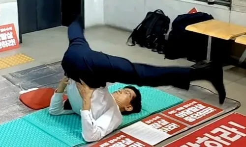 ‘턱걸이부심’ 김문수, 이번엔 농성 중 다리 쫙 ‘열정 스트레칭’