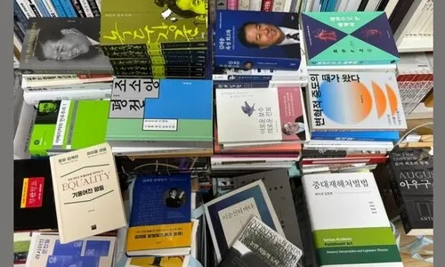 조국 ‘문 닫고 독서’ SNS 정치 시동…책 목록 보니