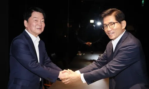 국힘 경선 결선 진출 김문수, ‘탈락’ 안철수 손 맞잡고 “힘 합치자”