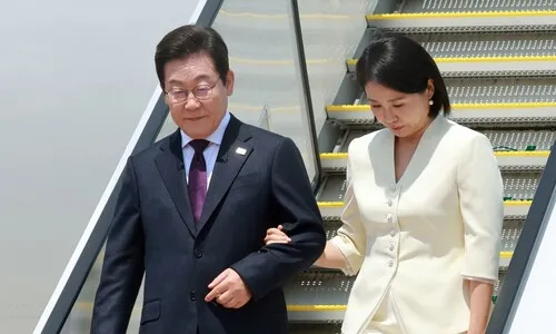 <font color="#FF4000">[속보]</font> 이 대통령, 이시바 총리와 정상회담 시작