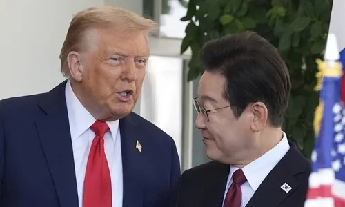 트럼프, 이 대통령에 귓속말…음모론자 “숙청” 외치자 “가짜 뉴스”