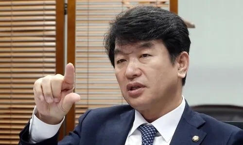 문진석 “국힘, 극우 놀이터 된 것 아니냐…당 해산 여론 커질 것”