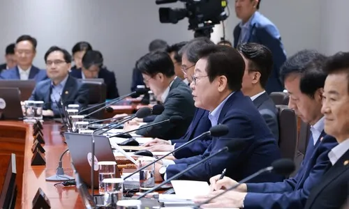 이재명 정부 첫 예산 728조…8.1% 증액, R&D· AI 집중 투입