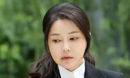 재판 넘겨진 김건희 “확정적 사실처럼 나오는 기사들 피하지 않겠다”