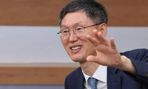문형배 “나라는 국민이 구한 겁니다, 재판관이 어떻게 구합니까”