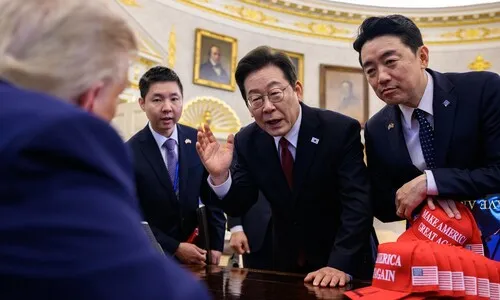 ‘결단의 책상’ 짚고 트럼프 설득 중인 이 대통령…백악관 사진 공개
