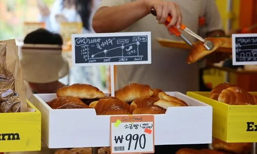 990원 소금빵, 29센트 바게트가 지핀 ‘빵값 논쟁’…핵심은 ‘인건비’ [뉴스AS]