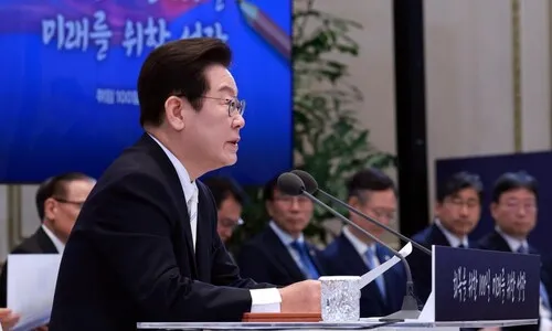 <font color="#FF4000">[속보] </font>이 대통령 “부동산서 첨단산업으로 자금 이동…‘금융 대전환’ 과제”