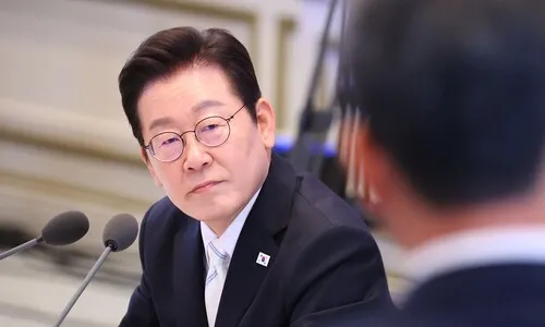 <font color="#FF4000">[속보]</font> 이 대통령 “인공지능 교육 전면시행해야”