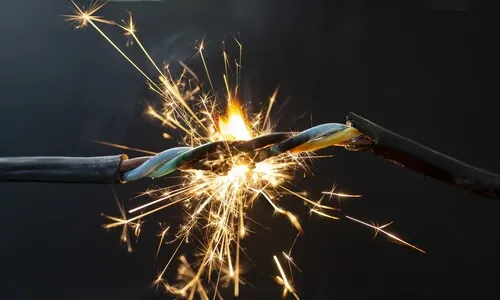 절연덮개도 없는 1100V 배전함 올라갔다가…30대 노동자 감전사