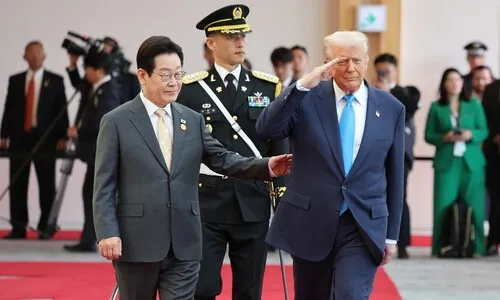 ‘일장기 패싱’ 트럼프, 태극기 앞에선 이 대통령과 함께 섰다