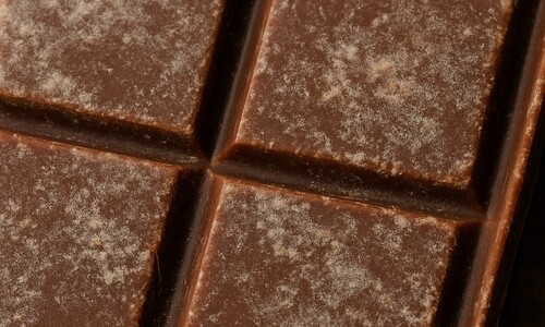 하얀 먼지 낀 듯한 초콜릿 먹어도 될까요?