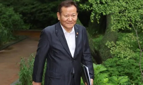 <font color="#FF4000">[단독] </font>안가회동 이상민의 ‘빨간 파일’…“계엄 대책 보고서 챙겨와”