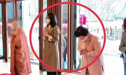 ‘진관사 회동’ 김건희·이배용 합장…활짝 웃으며 만세도 했다