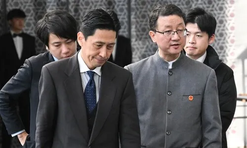 중-일 외교 협의도 신경전…중 국장, 주머니에 손 꽂고 내려다봐