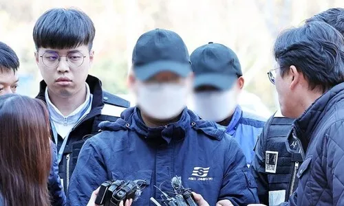 영장심사 출석 좌초 여객선 항해사 “임산부께 더 죄송…네이버 잠깐 봤다”