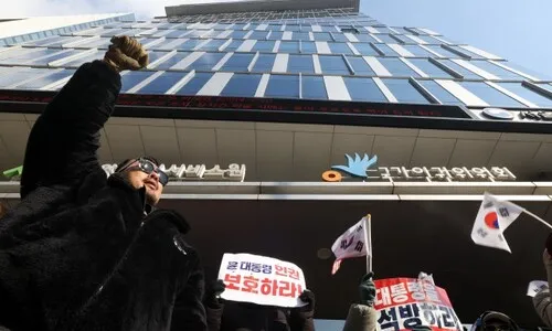 안창호·김용원을 응원하러 극우 청년들이 몰려오다 [ㄷㄷㄷ, 인권위 그날⑰]