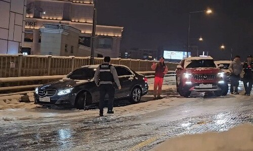 “차 버리고 걸어왔다” 서울시 제설 늑장 논란…한강버스도 운항 중단