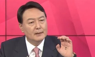 [단독] 이배용 “윤석열 ‘왕’자 논란 때 김건희 첫 만남…김이 먼저 화장품 선물”