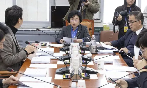 ‘허위조작정보 근절법’ 상임위 통과…시민단체 “언론기능 위축 우려” 반발