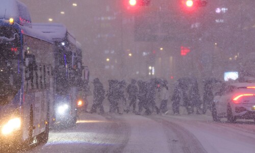 내일부터 대설특보급 ‘습설’ 펑펑…아침 기온 10도 뚝 떨어져 내일부터 대설특보급 ‘습설’ 펑펑…아침 기온 10도 뚝 떨어져