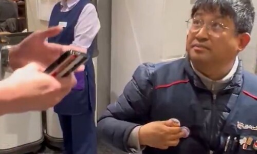 롯데백화점 “손님, 노조 조끼 벗으세요”…노동자 혐오 논란