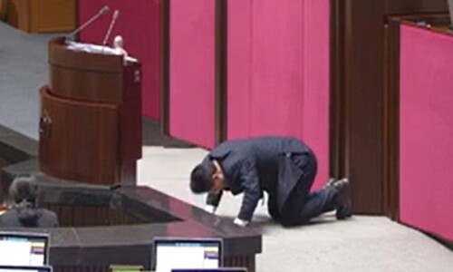 국힘 송석준, 필리버스터 도중 큰절…“비상계엄 사죄드린다” 국힘 송석준, 필리버스터 도중 큰절…“비상계엄 사죄드린다”