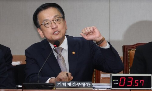 최상목 “접힌 쪽지” 위증 재판에…‘81글자 계엄 문건’ 53초간 읽었다 최상목 “접힌 쪽지” 위증 재판에…‘81글자 계엄 문건’ 53초간 읽었다