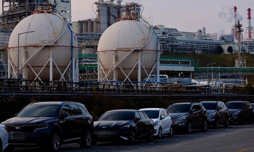 석화 불황에 하청부터 ‘해고 칼바람’…연말 더 캄캄한 ‘여수 밤바다’ 석화 불황에 하청부터 ‘해고 칼바람’…연말 더 캄캄한 ‘여수 밤바다’