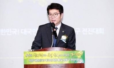 안철수, 정원오 통일교 행사 축사 사진 공개…정 “의례적 인사” 안철수, 정원오 통일교 행사 축사 사진 공개…정 “의례적 인사”