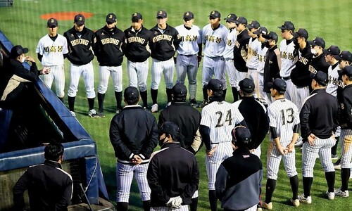 [단독] 진학 대가 돈 받은 야구부 감독… 폭로한 코치에 학교·학부모 ‘입틀막’
