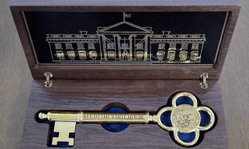 트럼프, 이 대통령에 ‘백악관 황금열쇠’ 선물…세계서 단 5명 받았다