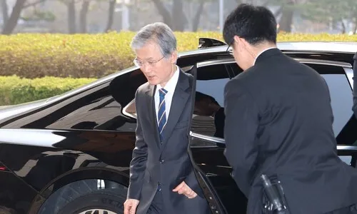 탄핵 압박 속 조희대 대법원장, 미소 띤 출근길