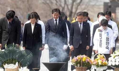 조국, 노무현 묘역서 “검찰개혁, 노 대통령부터 시작…웃고 계시리라”