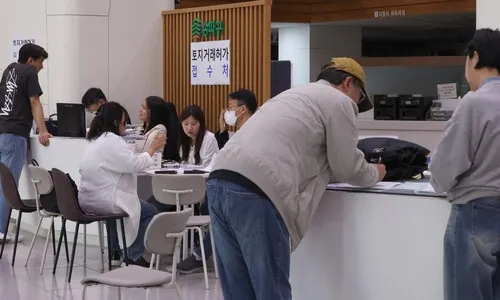<font color="#00b8b1">[포토]</font> “오늘이 마지막 기회”... 양도세 중과 유예 종료일 접수처 북적