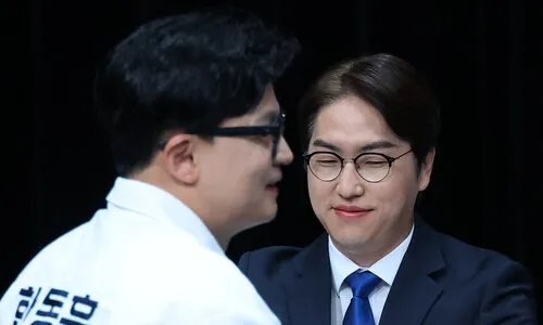 한동훈 “국민 대하는 태도 차이” 하정우 “주민 폭행 답하라”…SNS 설전