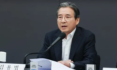 김용범 “공급 부족, 닥치고 집 지어야…맘카페까지 대책 참고”