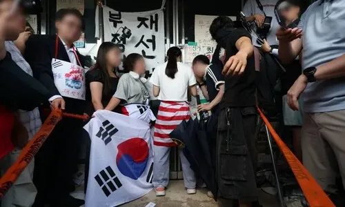 ‘올공’ 막은 ‘성조기 여성’ 정체 알아냈다…경찰, 출석 요구