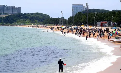 자외선 차단제 꼭 바르세요…낮 최고 33도, 오후엔 소나기