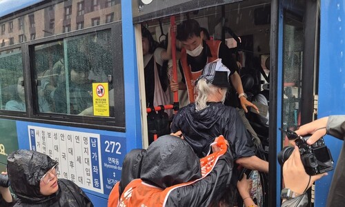 전장연, 장맛비 속 ‘출근길 탑승 시위’…저상버스 문도 닫혀있었다