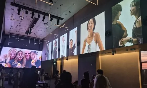 ‘몸의 꽃’ 보이며 입장…34년 만에 합법화 된 타투 ‘당당한 변화’