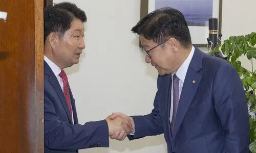 ‘멱살’ 권영진에 국힘 최고위 “제명 포함 최고 수준 징계해야”