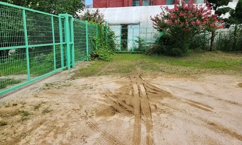 초등학교 운동장에 트럭 흔적 새겨놓고…‘정부청사 꽃장식’ 대체 뭐라고