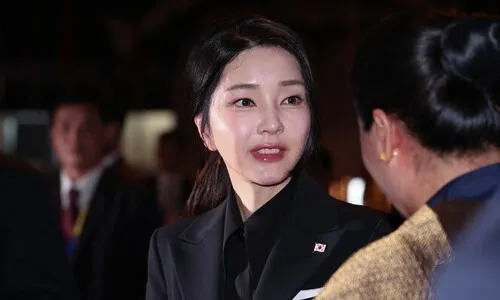<font color="#FF4000">[단독] </font>김건희, 외교행사 때 홍보 대가로 패션업체서 ‘디올 의류’ 받았다
