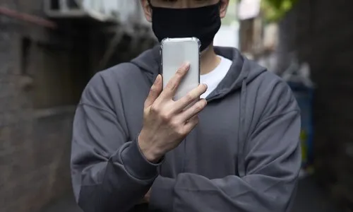 가발 쓰고 캐리비안 베이 여성 탈의실서 불법 촬영…20대 남성 구속영장