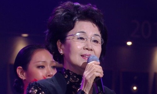 심수봉 “아가씨, 노래가 뭔지 모르네”…17살 김다현 ‘공개비판’ 사과 심수봉 “아가씨, 노래가 뭔지 모르네”…17살 김다현 ‘공개비판’ 사과