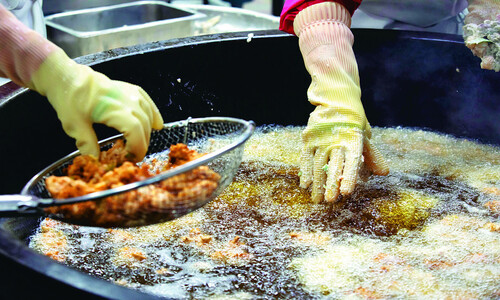 ‘요리 매연’ 흡입…“폐암 의심 급식노동자, 일반인의 35배”
