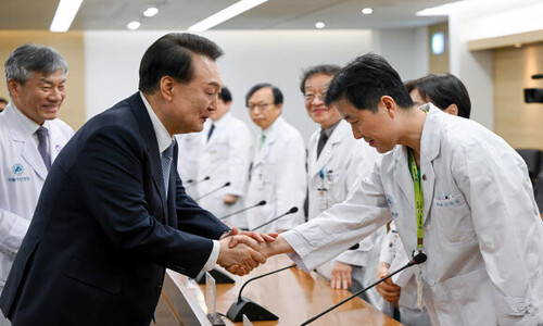 [News analysis] Korea’s ruling camp seeks exit ramp from doctor debacle as election nears